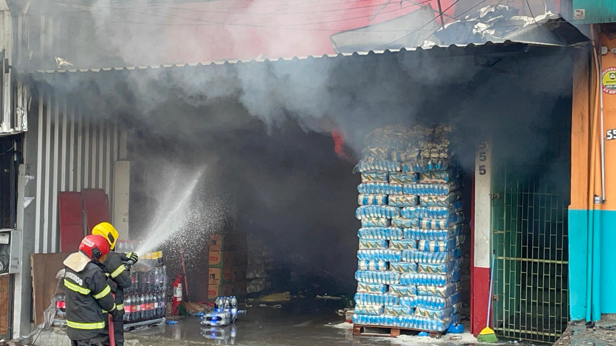 Incêndio na rua Fuxico - Foto: Celso Maia/AM1