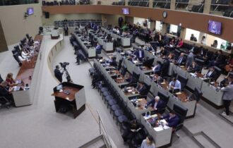 vereadores-fazem-discurso-de-d