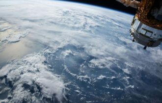 Astronautas da Nasa 'presos' no espaço realizam primeira caminhada espacial juntos