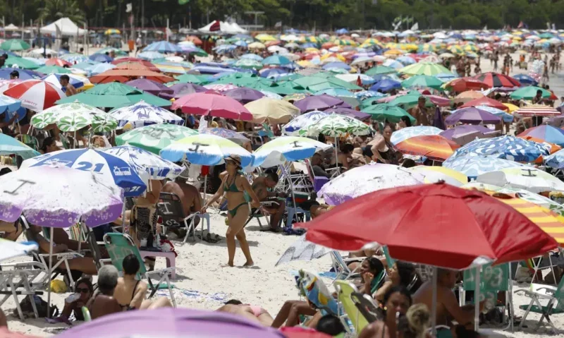 Calor de 39 graus deixa as praias lotadas no Rio de Janeiro