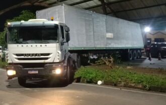 caminhao-perde-controle-e-atin