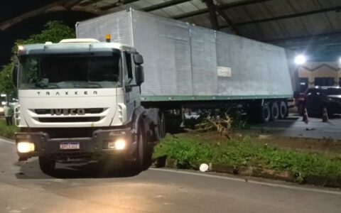 caminhao-perde-controle-e-atin