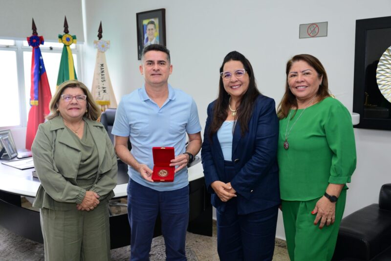 David Almeida recebe visita de cortesia da procuradora-geral do MP-AM