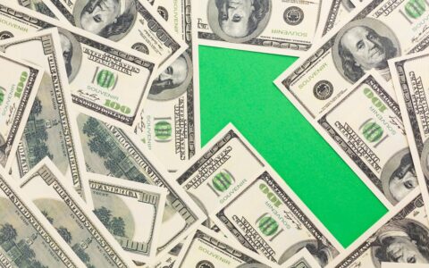 dolar-sobe-apos-hesitar-em-mei