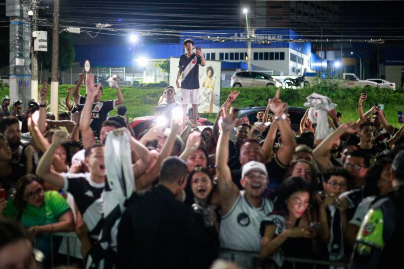 elenco-do-vasco-chega-a-manaus