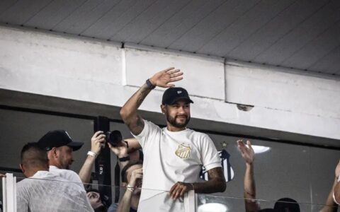 Neymar chega ao Brasil para assinar com o Santos e ser apresentado com festa na Vila Belmiro