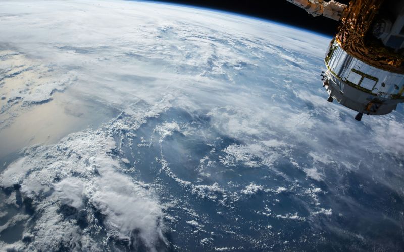 Astronautas da Nasa 'presos' no espaço realizam primeira caminhada espacial juntos