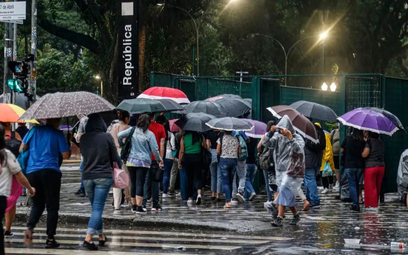 Inmet emite alerta laranja para perigo de chuva em 13 Estados brasileiros