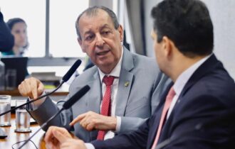 omar-nao-recua-e-ja-da-sinais-