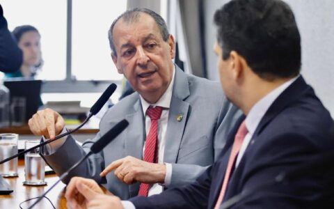omar-nao-recua-e-ja-da-sinais-