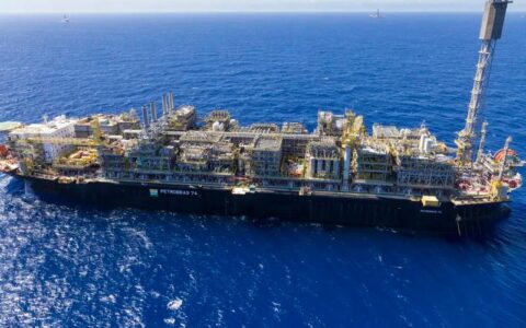 Petrobras descobre nova camada de óleo no pré-sal da Bacia de Santos e inicia produção em Búzios