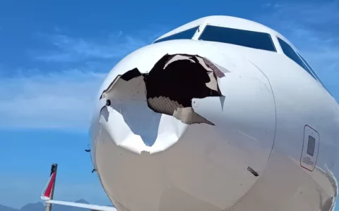 aviao-da-latam-fica-com-bico-d