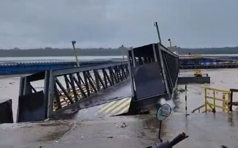 balsa-colide-e-arranca-estrutu
