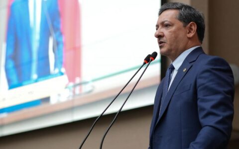 com-apoio-do-lider-do-governo-