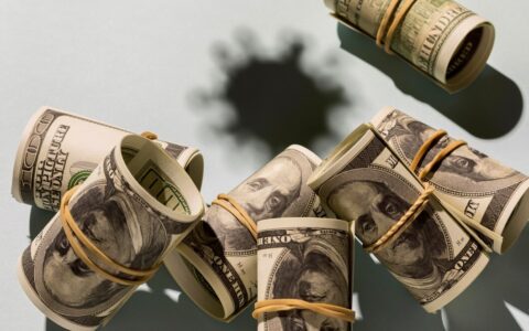 dolar-sobe-com-realizacao-apos