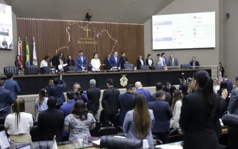 enquanto-populacao-enfrenta-jo