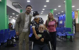 idoso-de-108-anos-recebe-carte