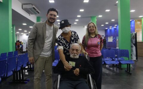 idoso-de-108-anos-recebe-carte