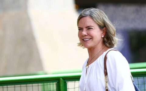 Lula escolhe Gleisi Hoffmann com ministra para substituir Padilha na articulação política