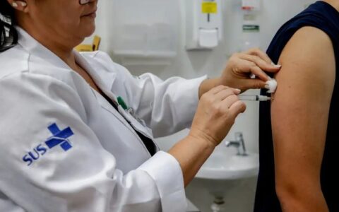 saude-vacinas-contra-a-dengue-