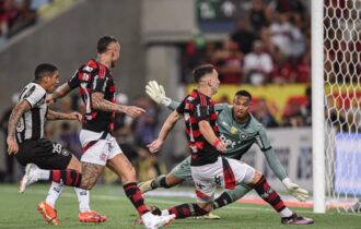 Flamengo vence Botafogo e assume a liderança do Campeonato Carioca