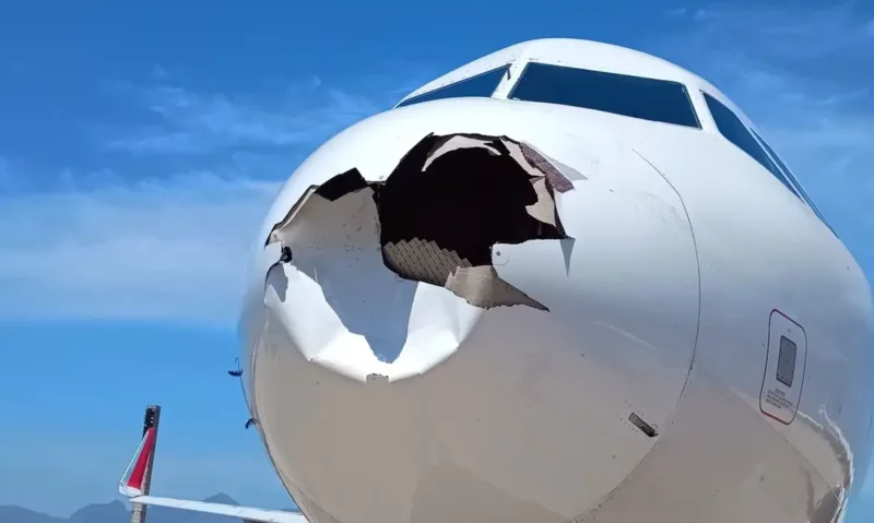aviao-da-latam-fica-com-bico-d