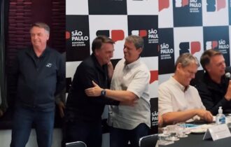 bolsonaro-aparece-de-surpresa-