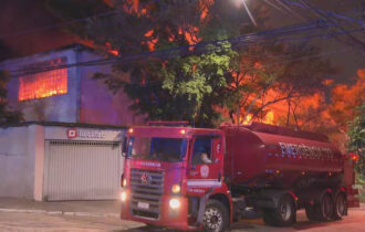 Incêndio de grandes proporções atinge fábrica de isolantes térmicos na zona sul de SP