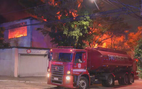 Incêndio de grandes proporções atinge fábrica de isolantes térmicos na zona sul de SP