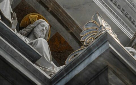 Papa Francisco está sem febre e estável, diz Vaticano