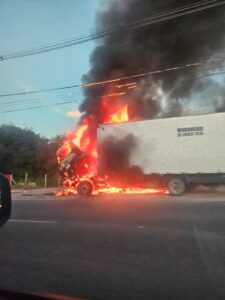 caminhao-pega-fogo-na-avenida-