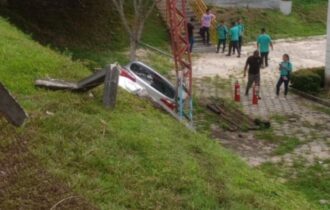 carro-despenca-em-terreno-de-e