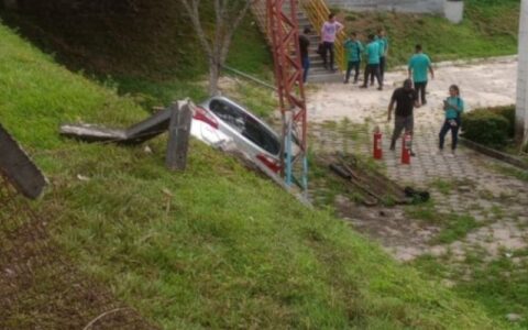 carro-despenca-em-terreno-de-e