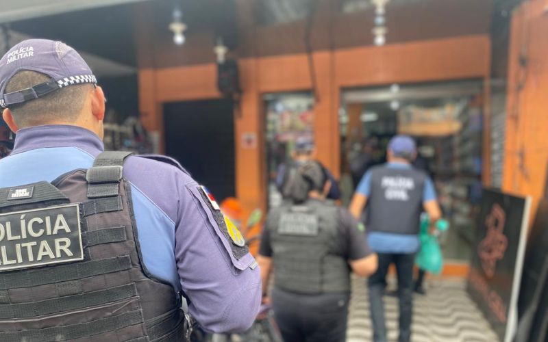 (Fotos: Divulgação/SSP-AM) Dono de assistência técnica é preso durante operação RecuperaFone