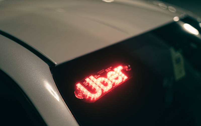 (Foto: Erik Mclean / Unsplash) Isenção de IR deve impactar renda de entregador e motorista de app que ganhar até R$ 8 mil