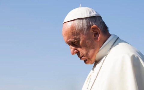 Médicos cogitaram suspender tratamento e deixar papa Francisco morrer