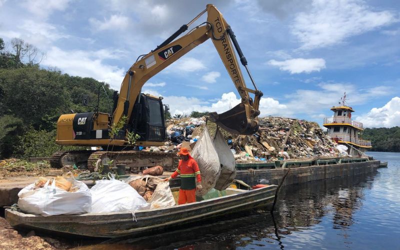 Fotos - Divulgação/Semulsp Meio ambiente: limpeza é intensificada na orla do rio Negro e em lixeiras flutuantes