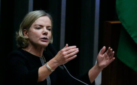 Ministra Gleisi Hoffmann, da articulação política, critica governadores nas redes sociais