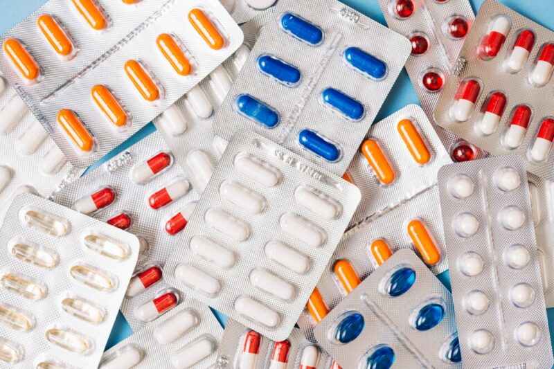 (Foto: Reprodução/ Freepik) Resolução permite que farmacêuticos prescrevam medicamentos