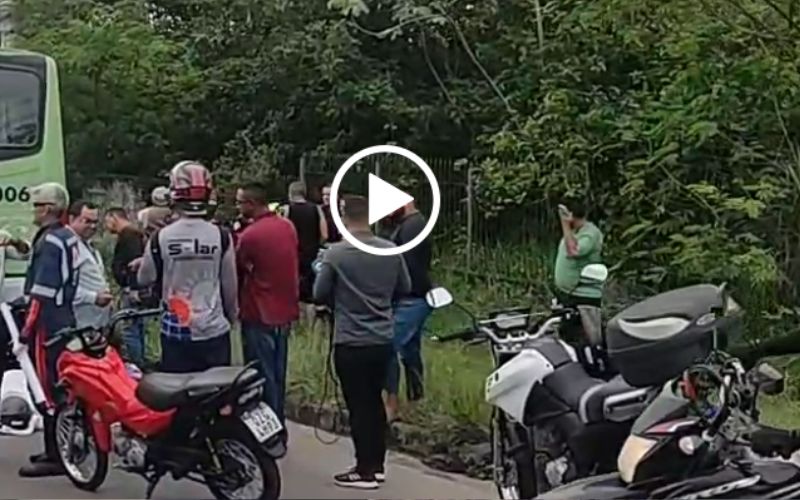 (Foto: Reprodução/Gravação celular via público) Mulher morre em colisão entre moto e ônibus na zona Norte de Manaus