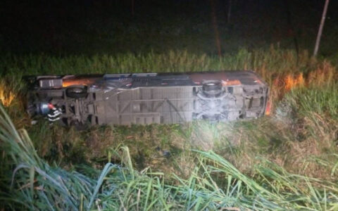 Ônibus cai em ribanceira e deixa 26 feridos e um morto em São Paulo