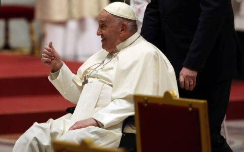 Papa Francisco apresenta melhora gradual, mas quadro ainda é complexo, diz Vaticano