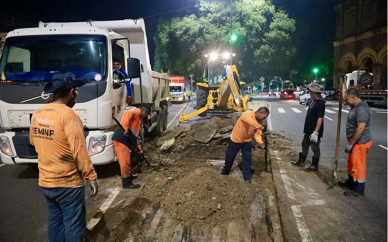 (Foto: Márcio Melo/ Seminf) Canteiro central do cruzamento da avenida Maceió com rua Belém é demolido