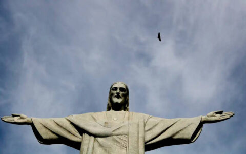 Turista morre após passar mal em escadaria do Cristo Redentor, no Rio de Janeiro
