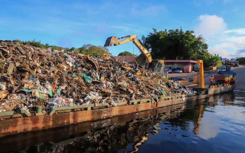 (Fotos: Clóvis Miranda/Semcom) Com apoio de ecobarreiras, Semulsp promove quinta ação de transbordo na orla do rio Negro