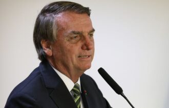 bolsonaro-usa-ato-para-atacar-
