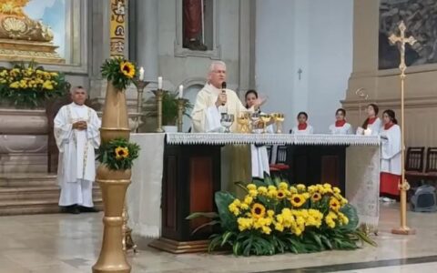 catolicos-celebram-missa-solen