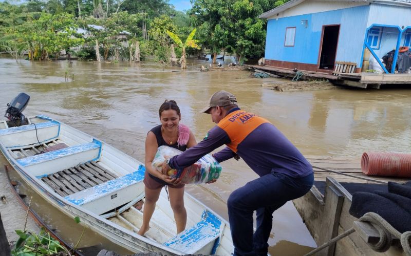 (Foto: Divulgação/Secom) Municípios isolados recebem alimentos e água após avanço da cheia no Amazonas