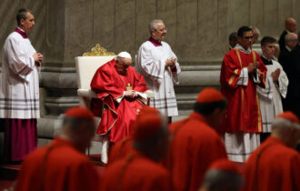 Como o papa Francisco impediu que cardeal condenado por desvio participasse do conclave
