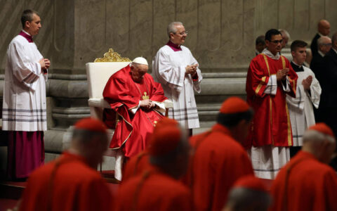 Como o papa Francisco impediu que cardeal condenado por desvio participasse do conclave